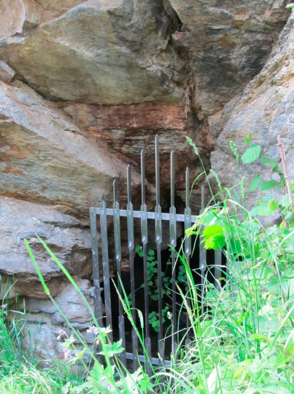 Ansicht des versperrten Höhleneingangs mit Gitter der HTL Fulpmes